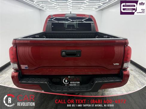 Used 2018 Toyota Tacoma TRD Sport AWD/4WD image 5