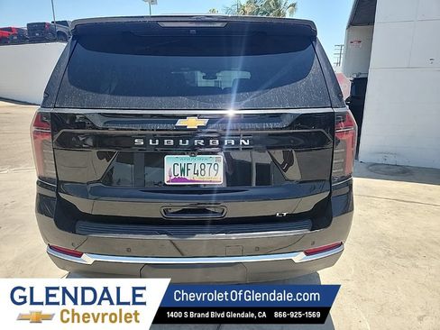 Certified 2025 Chevrolet Suburban LT RWD image 4