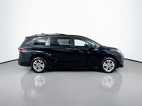 Certified 2022 Toyota Sienna XLE Woodland Edition AWD/4WD image 9