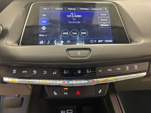 Used 2023 Cadillac XT4 Luxury w/ Cold Weather Package FWD image 17