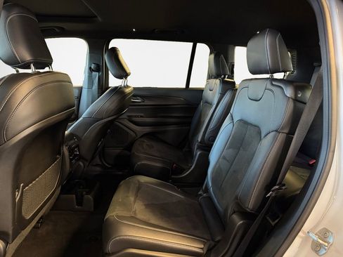Used 2025 Jeep Grand Cherokee L Altitude image 24