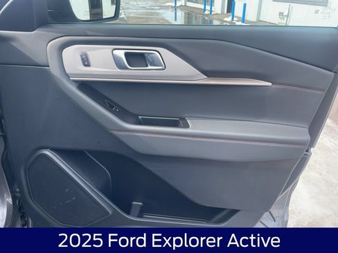 Used 2025 Ford Explorer Active AWD/4WD image 36