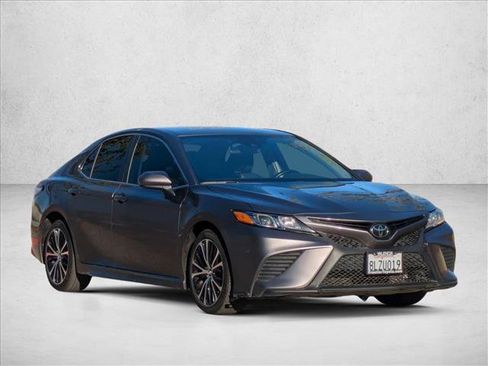 Used 2019 Toyota Camry SE image 3