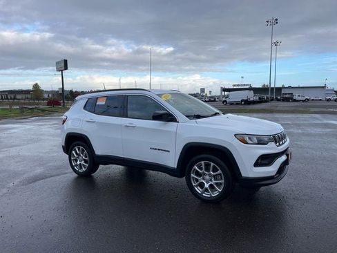 Used 2024 Jeep Compass Latitude image 33