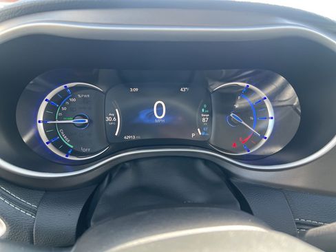 Used 2024 Chrysler Pacifica Select image 23