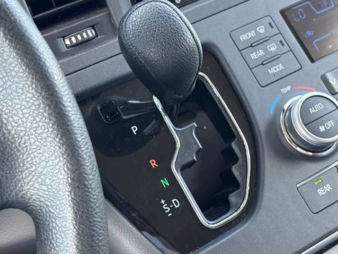 Used 2018 Toyota Sienna LE FWD image 23