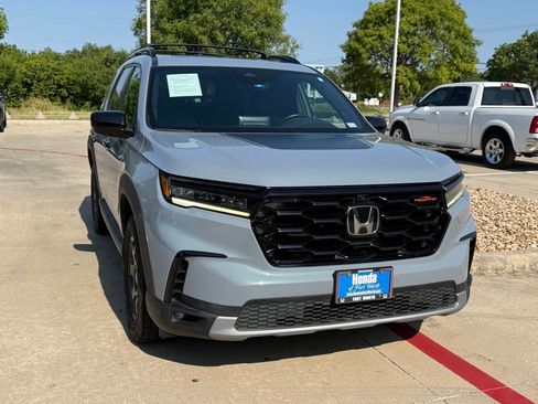 Used 2023 Honda Pilot TrailSport image 8