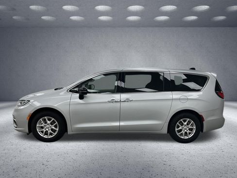 Used 2024 Chrysler Pacifica Touring-L FWD image 2