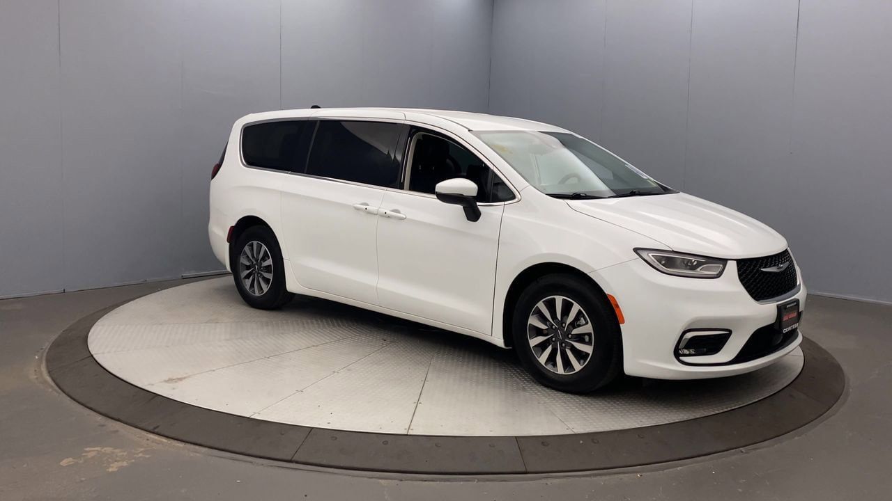 Used 2023 Chrysler Pacifica Touring-L FWD image 7