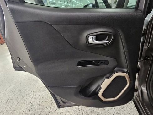 Used 2016 Jeep Renegade Latitude image 24