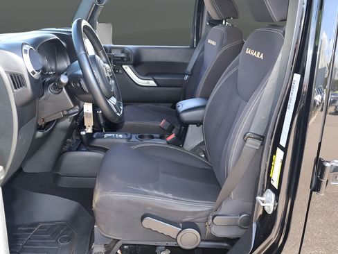 Used 2015 Jeep Wrangler Unlimited Sahara w/ Connectivity Group AWD/4WD image 13