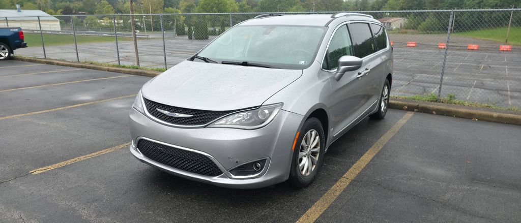 Used 2018 Chrysler Pacifica Touring-L FWD image 2