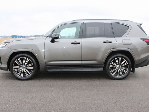Used 2023 Lexus LX 600 4WD w/ Luxury Package image 4