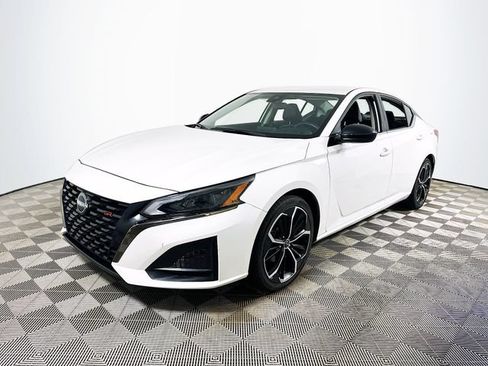 Used 2024 Nissan Altima 2.5 SR FWD image 7