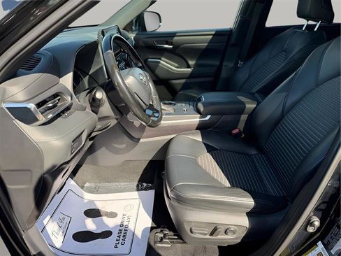 Used 2021 Toyota Highlander XSE FWD image 16
