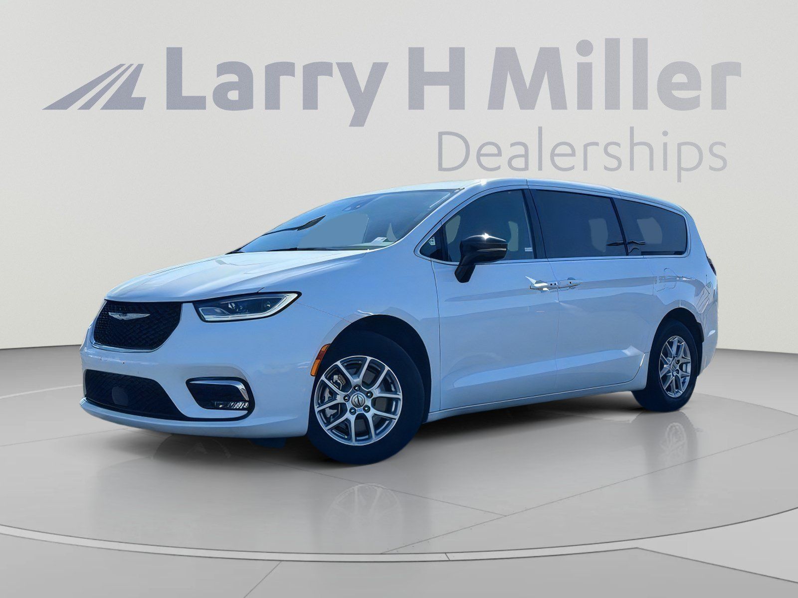 Used 2025 Chrysler Pacifica Select FWD image 1