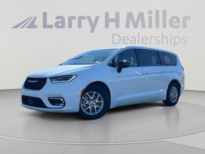 Used 2025 Chrysler Pacifica Select