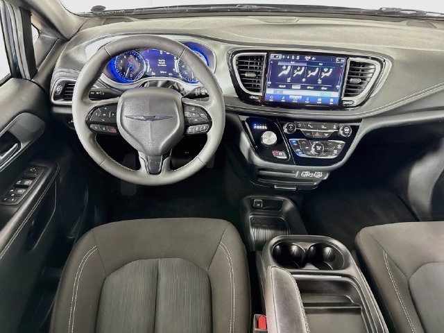 Used 2024 Chrysler Pacifica Touring FWD image 23