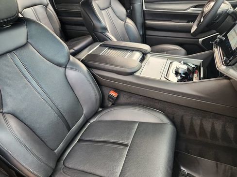 Certified 2024 Jeep Wagoneer Series III AWD/4WD image 13