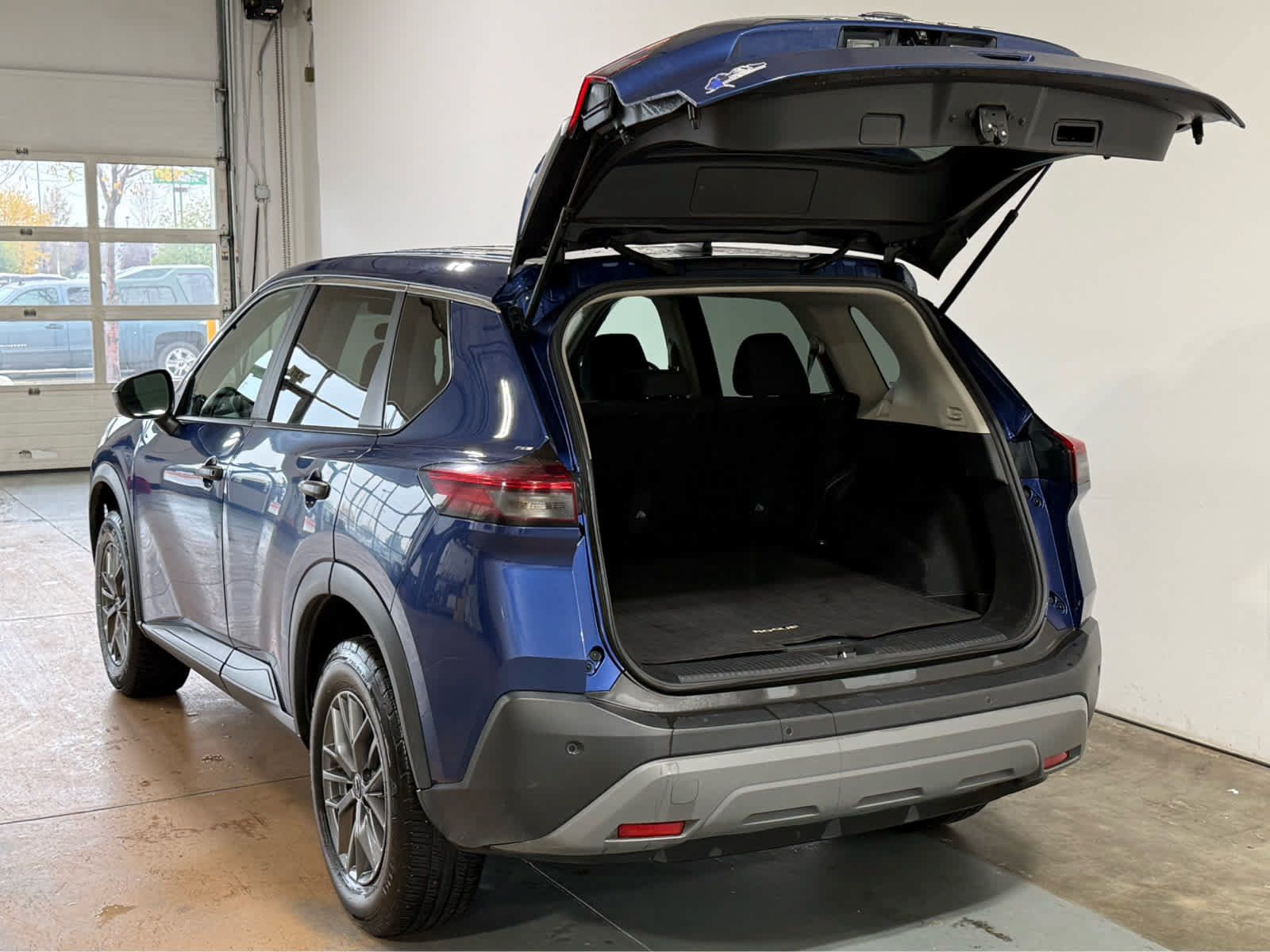 Used 2023 Nissan Rogue S AWD/4WD image 4