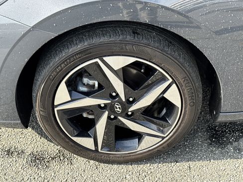 Used 2023 Hyundai Elantra Limited image 11