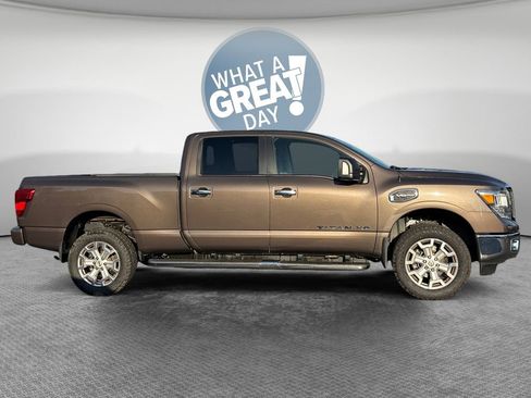 Used 2017 Nissan Titan SV RWD image 2