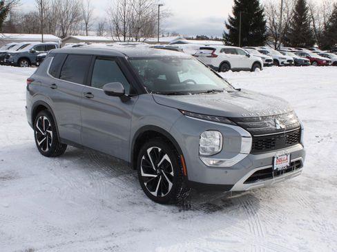 Used 2022 Mitsubishi Outlander SE image 3