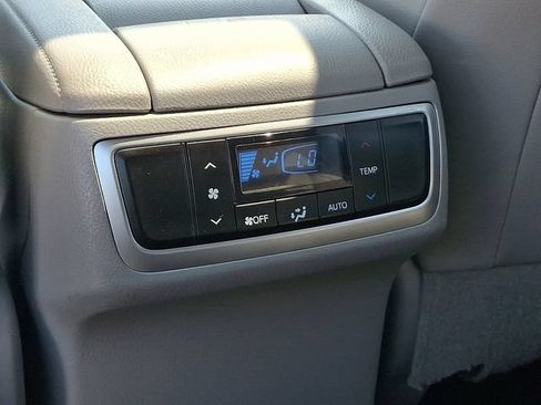 Used 2019 Toyota Highlander XLE FWD image 18