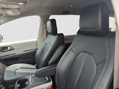 Used 2024 Chrysler Pacifica Touring-L FWD image 15
