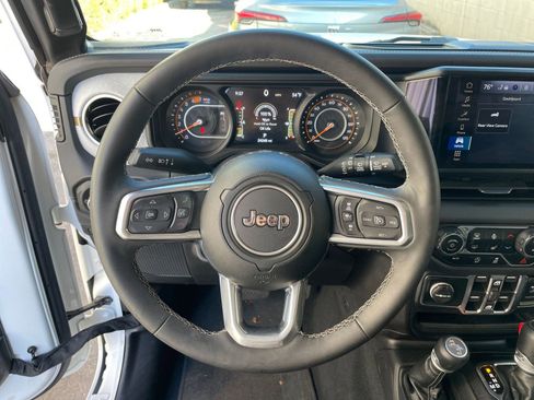 Used 2025 Jeep Wrangler Sahara image 27
