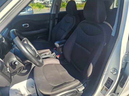 Used 2016 Kia Soul FWD image 19