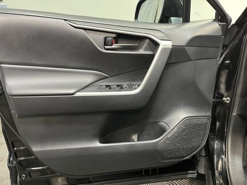 Used 2021 Toyota RAV4 LE image 13