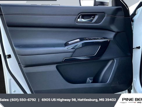 Used 2022 Nissan Pathfinder SV image 17