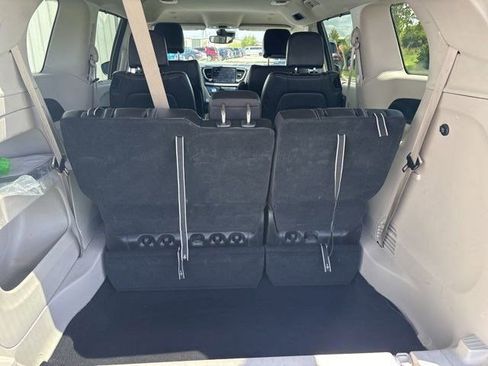 Used 2023 Chrysler Pacifica Touring-L FWD image 32