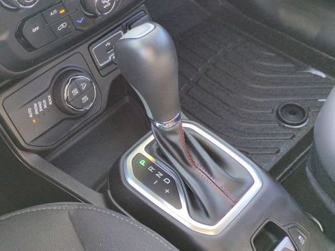 Used 2023 Jeep Renegade Trailhawk AWD/4WD image 25