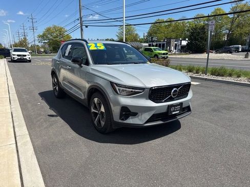Certified 2025 Volvo XC40 B5 Plus AWD/4WD image 6