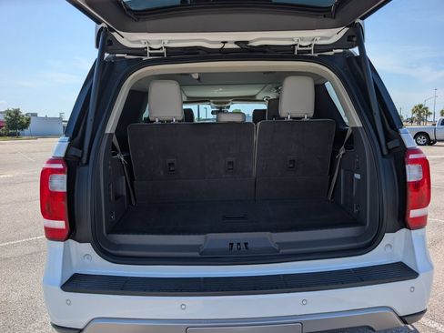 Used 2018 Ford Expedition XLT w/ Equipment Group 202A RWD image 6
