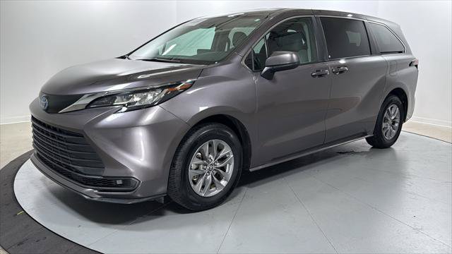 Certified 2023 Toyota Sienna LE FWD image 1