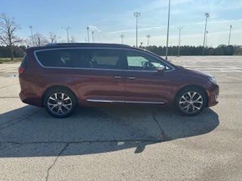 Used 2017 Chrysler Pacifica Limited FWD image 7