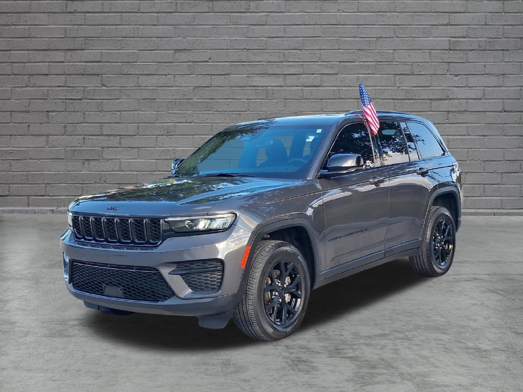 Used 2024 Jeep Grand Cherokee Altitude RWD image 3