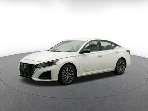 Used 2025 Nissan Altima 2.5 SV FWD image 3