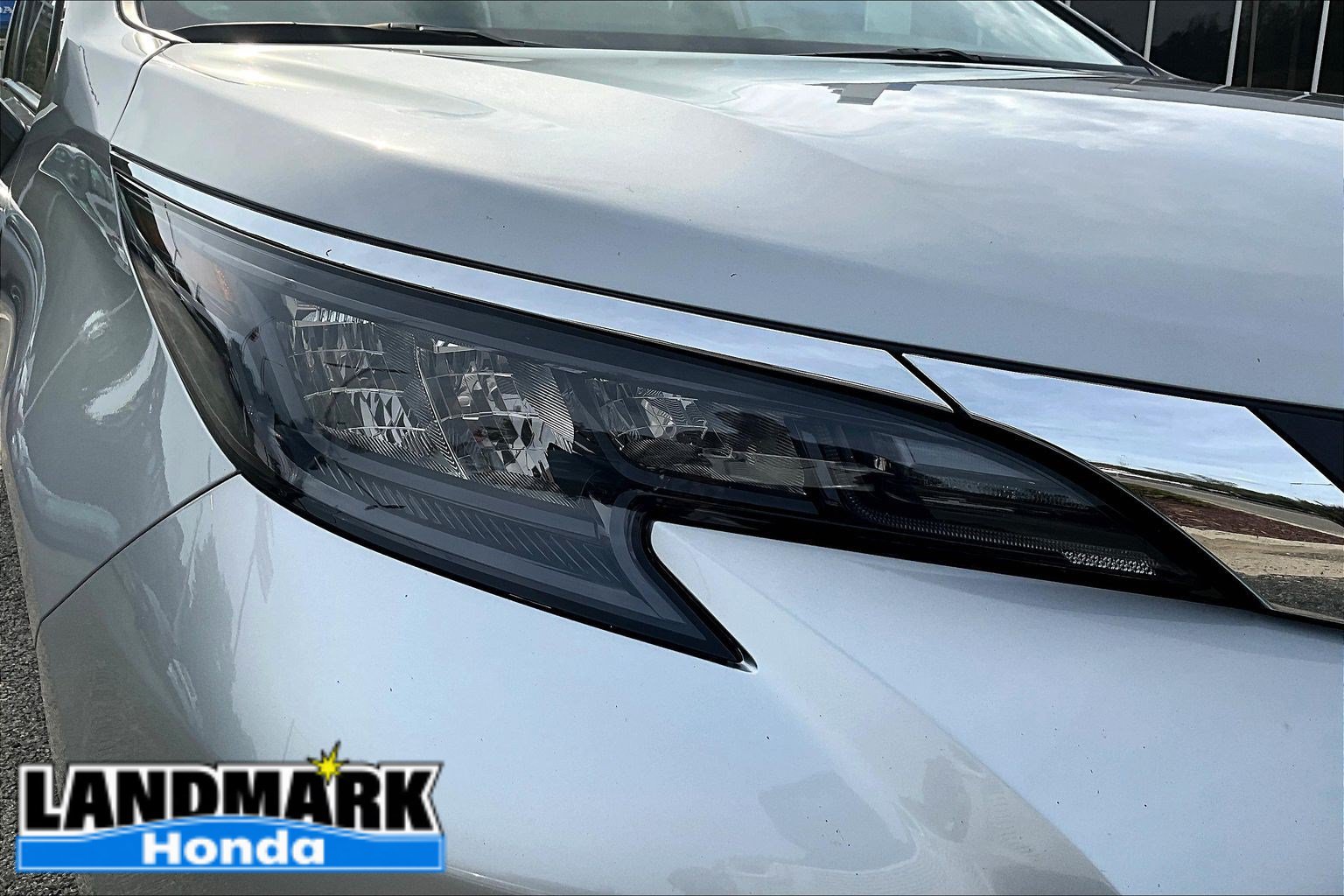 Used 2025 Toyota Sienna XLE FWD image 32