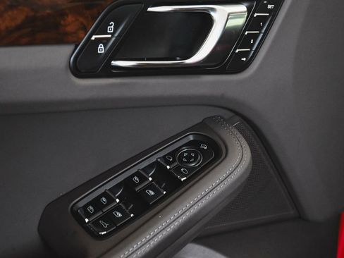 Used 2023 Porsche Macan S AWD/4WD image 9