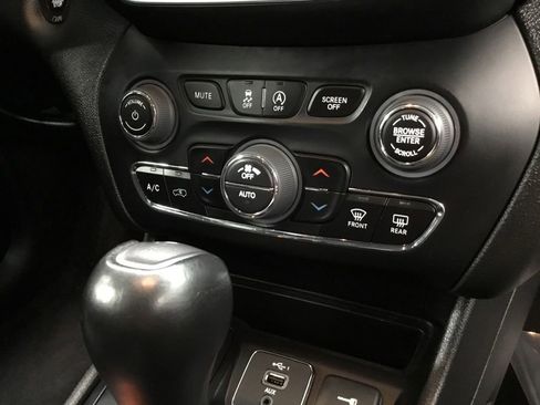Used 2023 Jeep Cherokee Altitude Lux AWD/4WD image 28