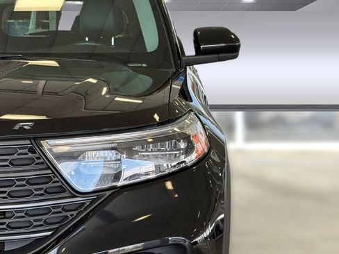 Used 2022 Ford Explorer XLT w/ Equipment Group 202A AWD/4WD image 11