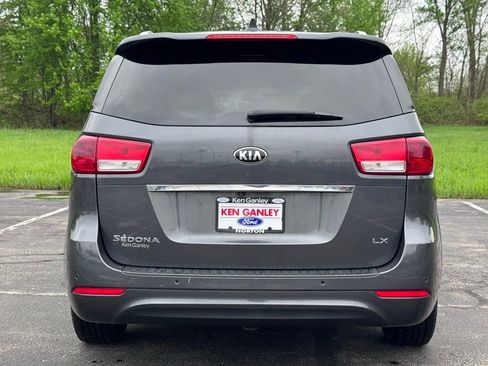 Used 2016 Kia Sedona LX w/ LX Convenience Package FWD image 8