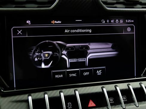 Used 2023 Lamborghini Urus Performante AWD/4WD image 40