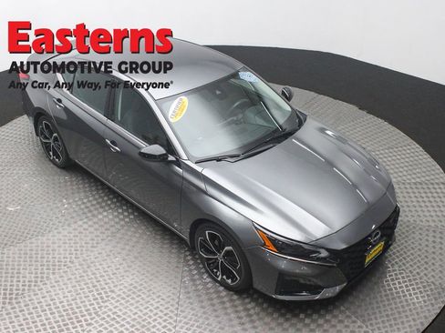 Used 2023 Nissan Altima 2.5 SR FWD image 3