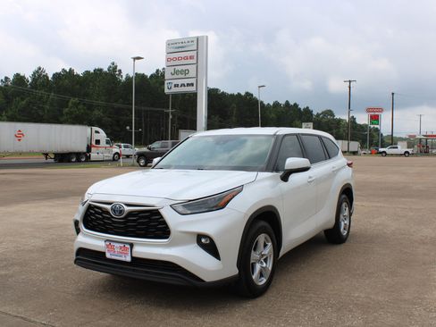 Used 2023 Toyota Highlander LE image 1