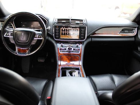 Used 2017 Lincoln Continental Select image 18